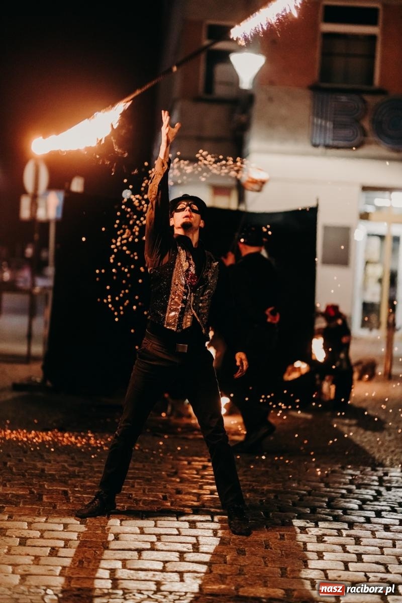 Zdjęcie w galerii na portalu naszraciborz.pl: PADŁ REKORD z puszek! Fire show zakończyło raciborski finał Wielkiej Orkiestry Świątecznej Pomocy.  wiadomości z regionu