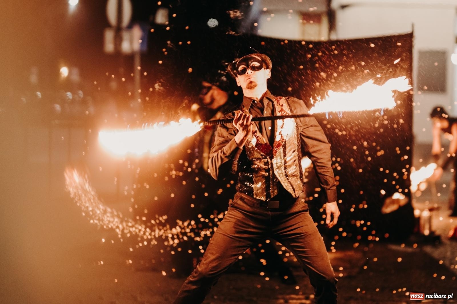 Zdjęcie w galerii na portalu naszraciborz.pl: PADŁ REKORD z puszek! Fire show zakończyło raciborski finał Wielkiej Orkiestry Świątecznej Pomocy.  wiadomości z regionu