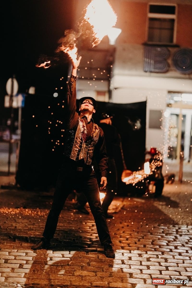 Zdjęcie w galerii na portalu naszraciborz.pl: PADŁ REKORD z puszek! Fire show zakończyło raciborski finał Wielkiej Orkiestry Świątecznej Pomocy.  wiadomości z regionu
