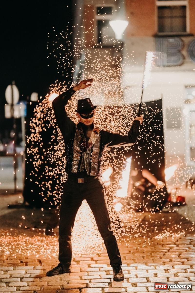 Zdjęcie w galerii na portalu naszraciborz.pl: PADŁ REKORD z puszek! Fire show zakończyło raciborski finał Wielkiej Orkiestry Świątecznej Pomocy.  wiadomości z regionu