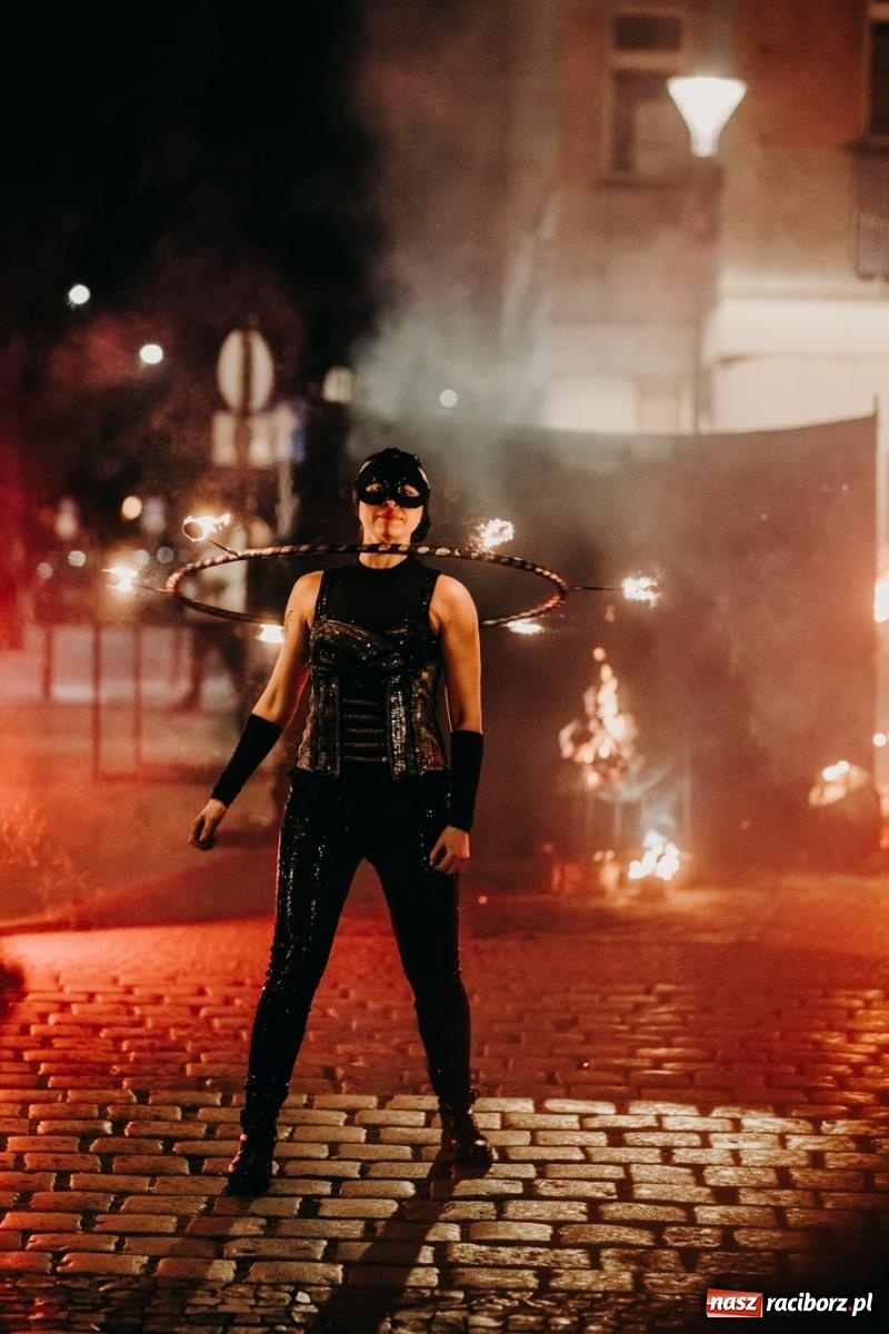 Zdjęcie w galerii na portalu naszraciborz.pl: PADŁ REKORD z puszek! Fire show zakończyło raciborski finał Wielkiej Orkiestry Świątecznej Pomocy.  wiadomości z regionu