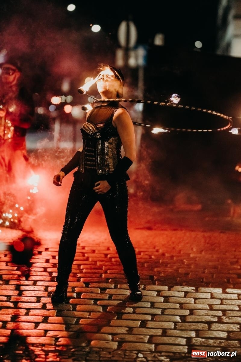 Zdjęcie w galerii na portalu naszraciborz.pl: PADŁ REKORD z puszek! Fire show zakończyło raciborski finał Wielkiej Orkiestry Świątecznej Pomocy.  wiadomości z regionu
