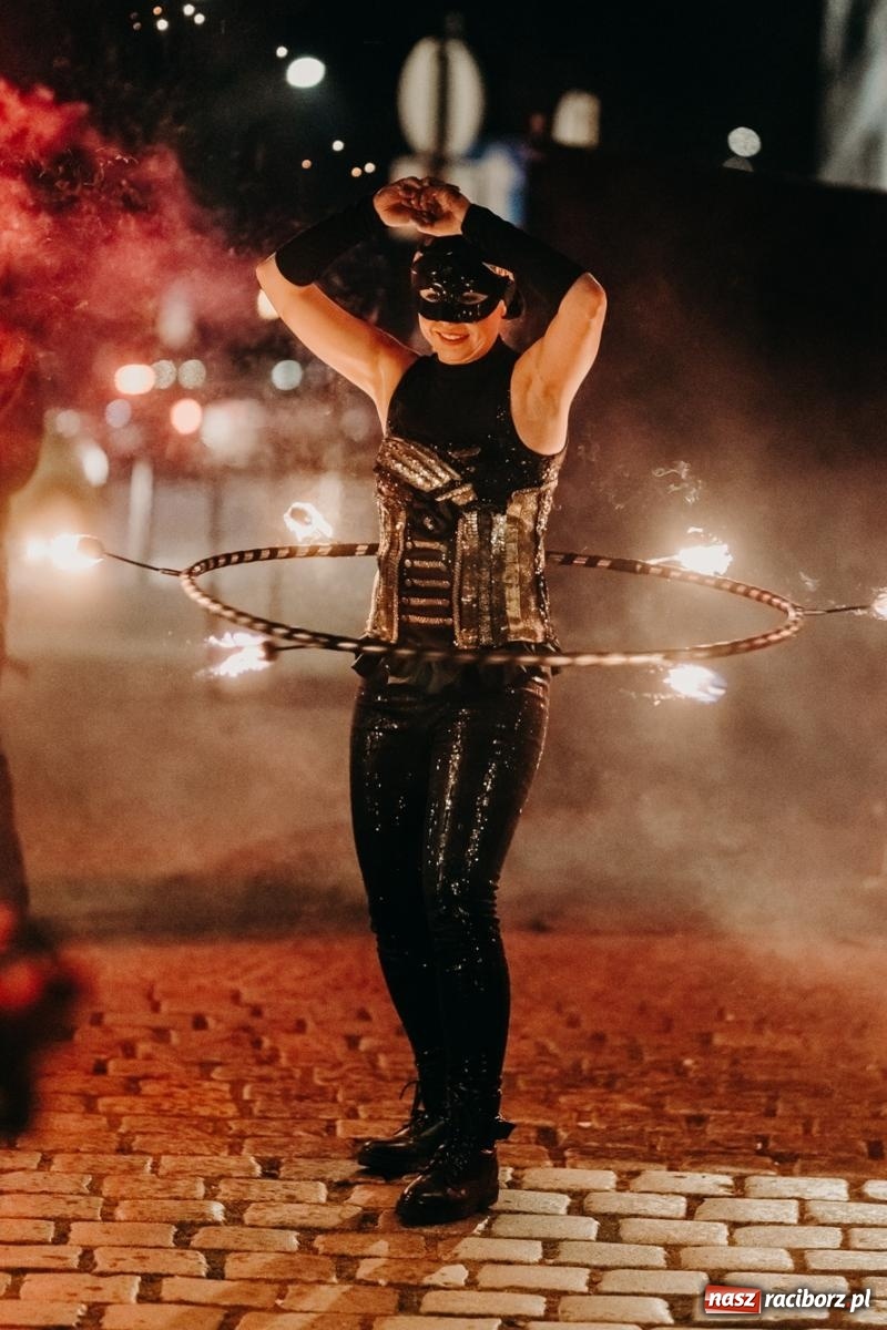 Zdjęcie w galerii na portalu naszraciborz.pl: PADŁ REKORD z puszek! Fire show zakończyło raciborski finał Wielkiej Orkiestry Świątecznej Pomocy.  wiadomości z regionu