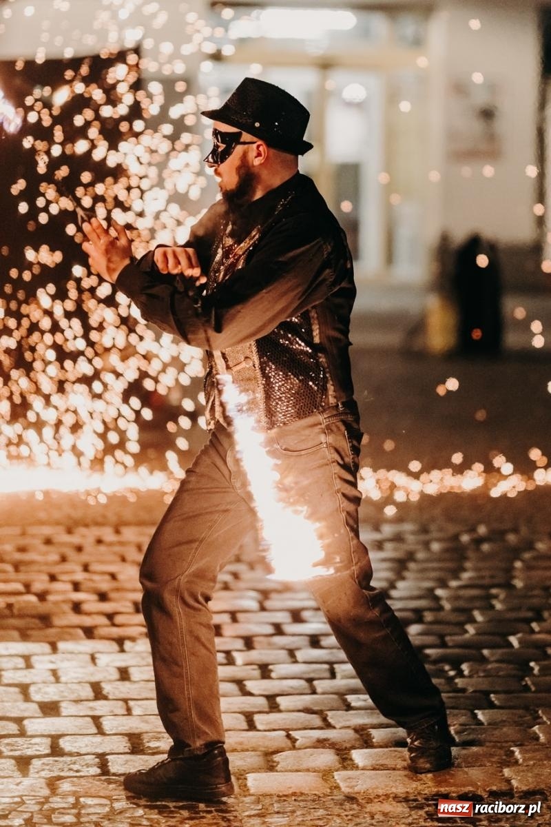 Zdjęcie w galerii na portalu naszraciborz.pl: PADŁ REKORD z puszek! Fire show zakończyło raciborski finał Wielkiej Orkiestry Świątecznej Pomocy.  wiadomości z regionu