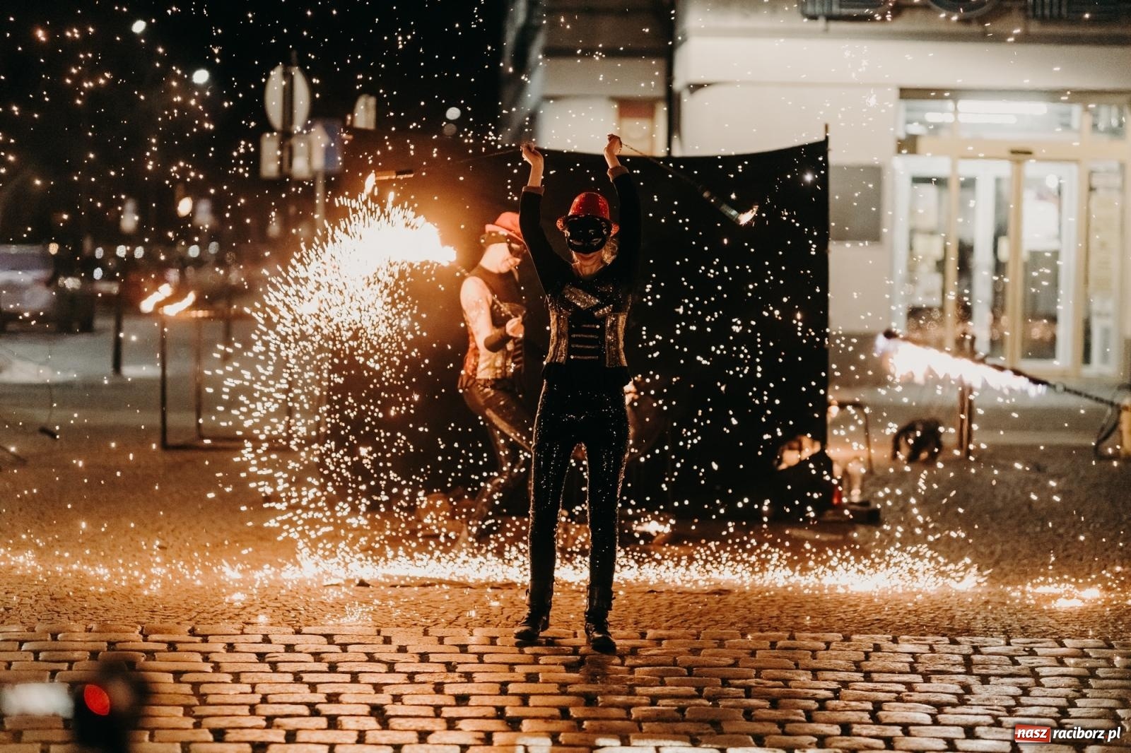 Zdjęcie w galerii na portalu naszraciborz.pl: PADŁ REKORD z puszek! Fire show zakończyło raciborski finał Wielkiej Orkiestry Świątecznej Pomocy.  wiadomości z regionu