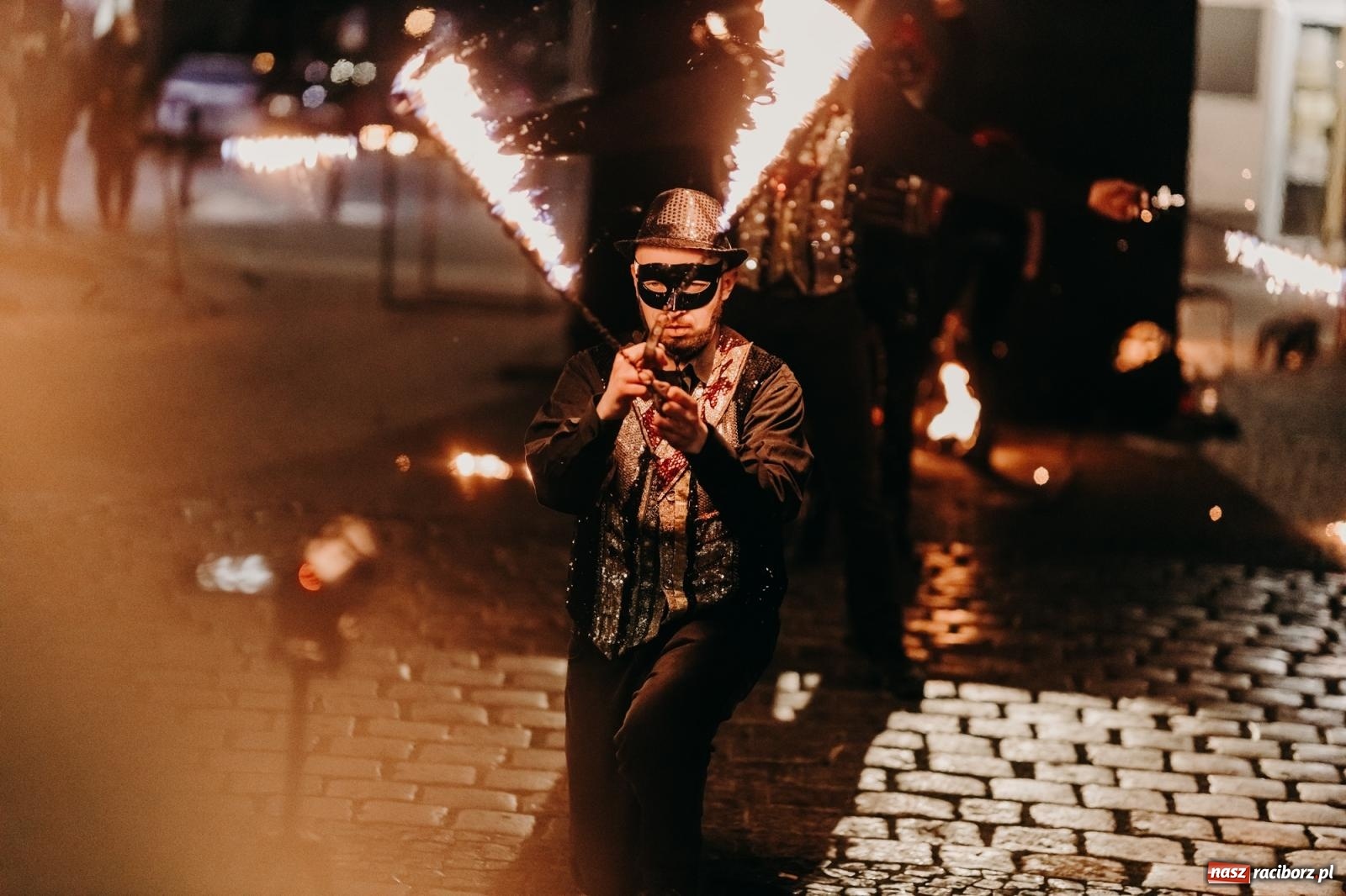 Zdjęcie w galerii na portalu naszraciborz.pl: PADŁ REKORD z puszek! Fire show zakończyło raciborski finał Wielkiej Orkiestry Świątecznej Pomocy.  wiadomości z regionu