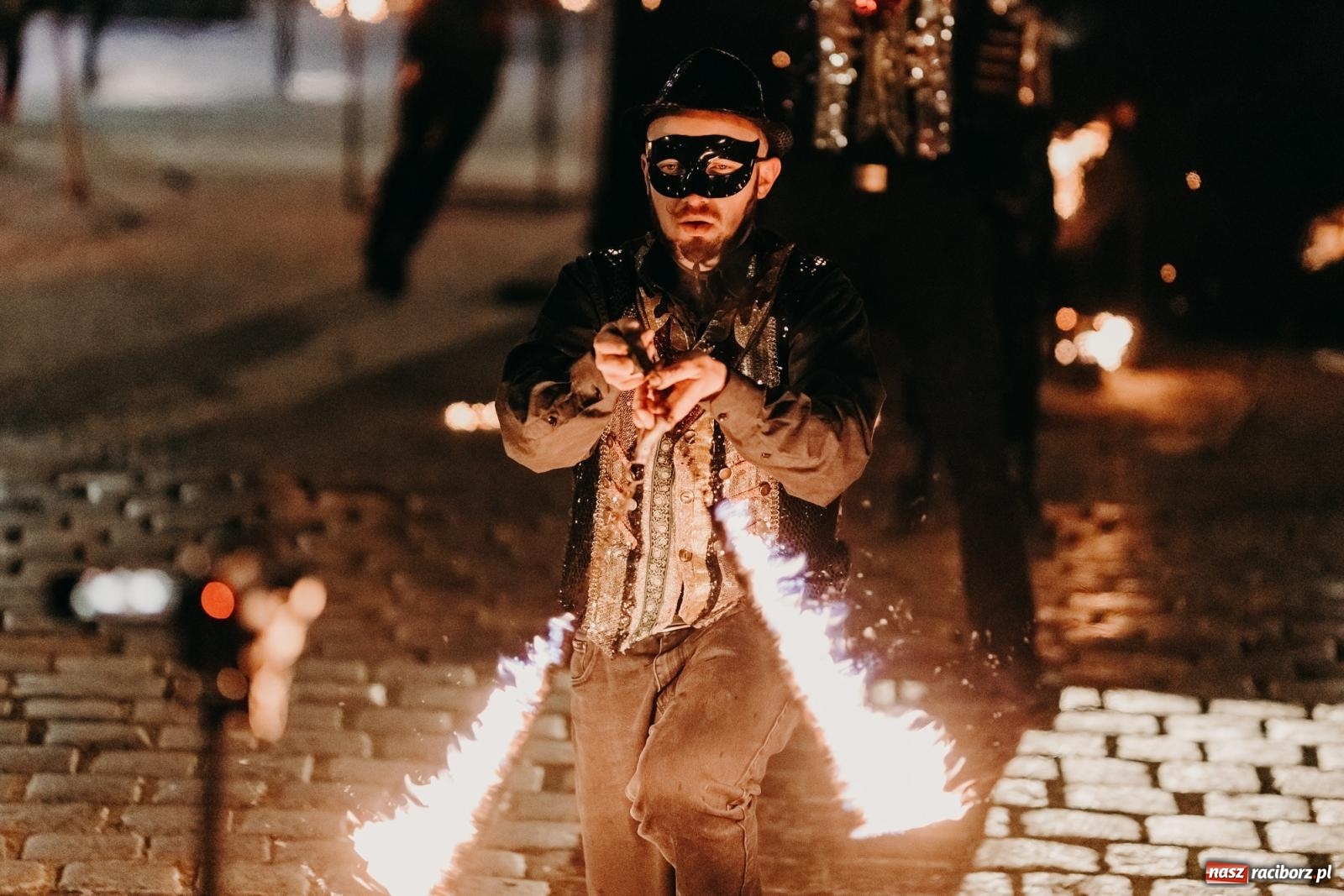 Zdjęcie w galerii na portalu naszraciborz.pl: PADŁ REKORD z puszek! Fire show zakończyło raciborski finał Wielkiej Orkiestry Świątecznej Pomocy.  wiadomości z regionu