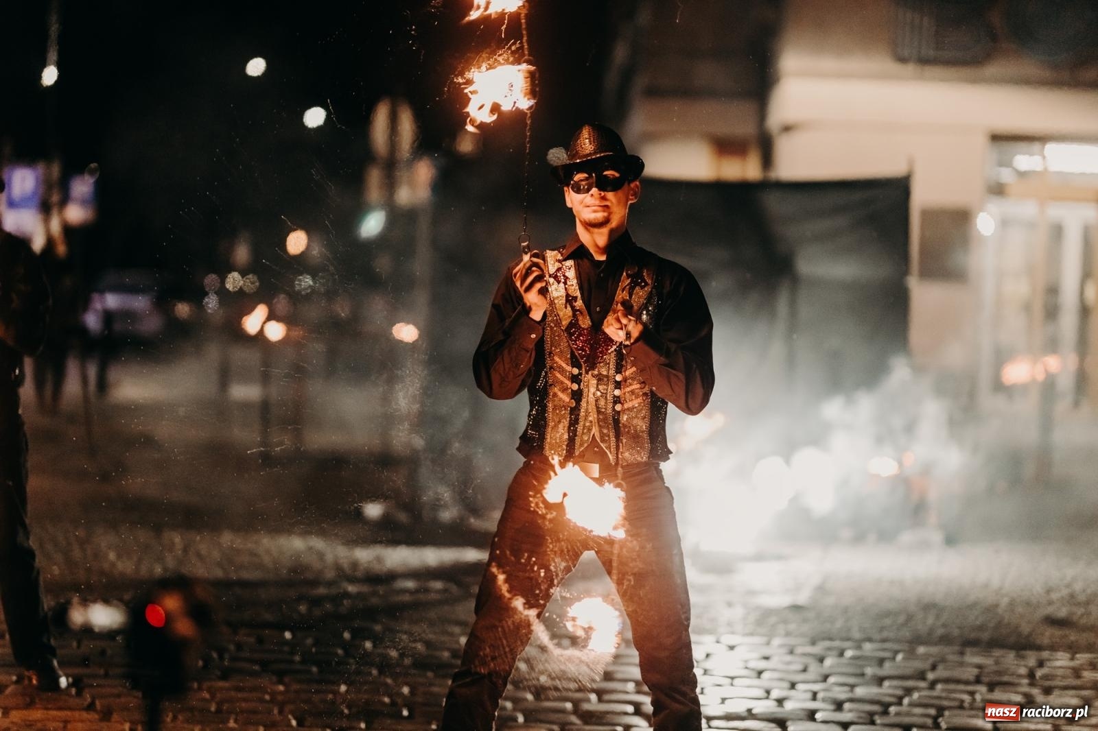 Zdjęcie w galerii na portalu naszraciborz.pl: PADŁ REKORD z puszek! Fire show zakończyło raciborski finał Wielkiej Orkiestry Świątecznej Pomocy.  wiadomości z regionu