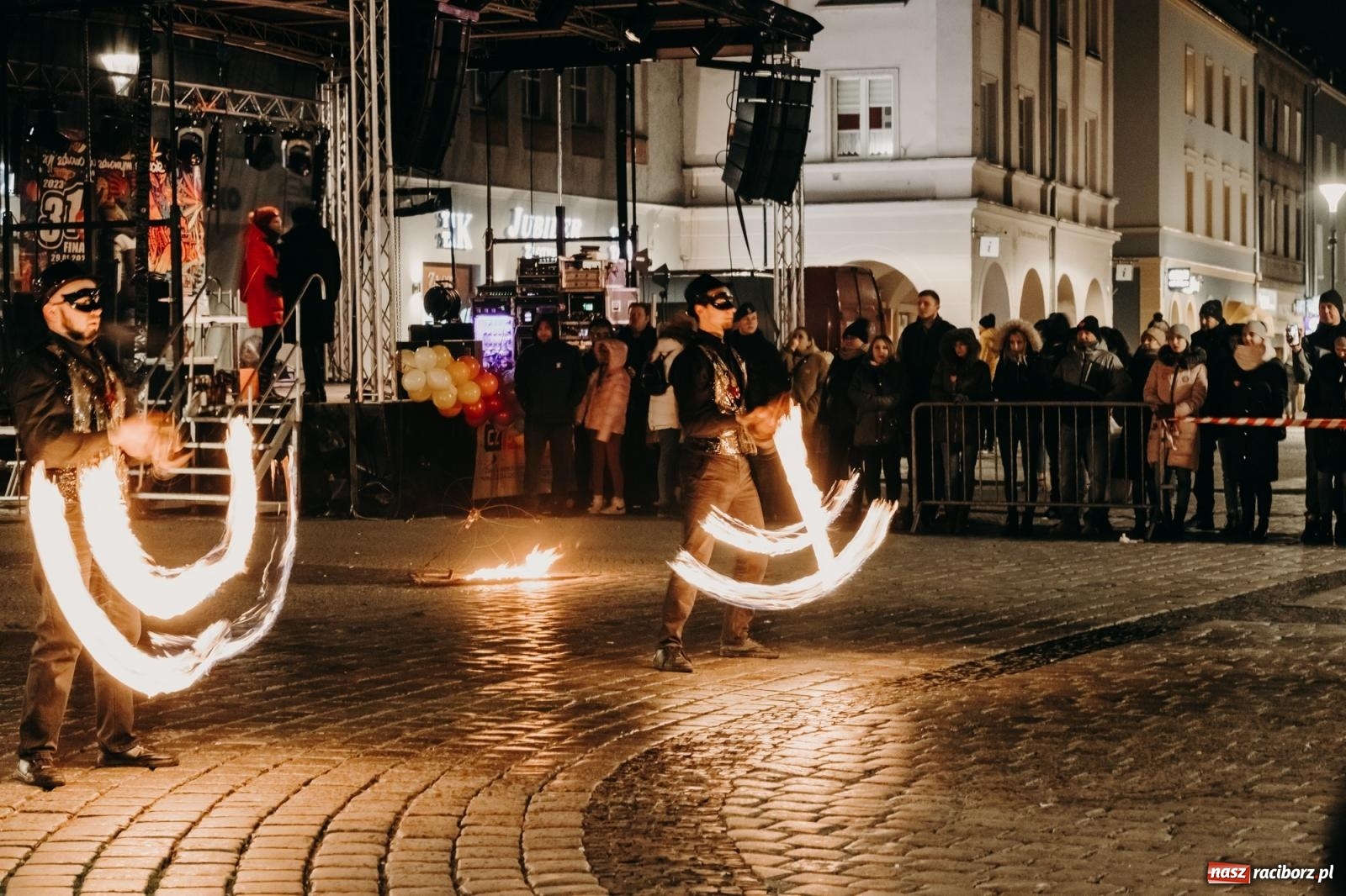 Zdjęcie w galerii na portalu naszraciborz.pl: PADŁ REKORD z puszek! Fire show zakończyło raciborski finał Wielkiej Orkiestry Świątecznej Pomocy.  wiadomości z regionu