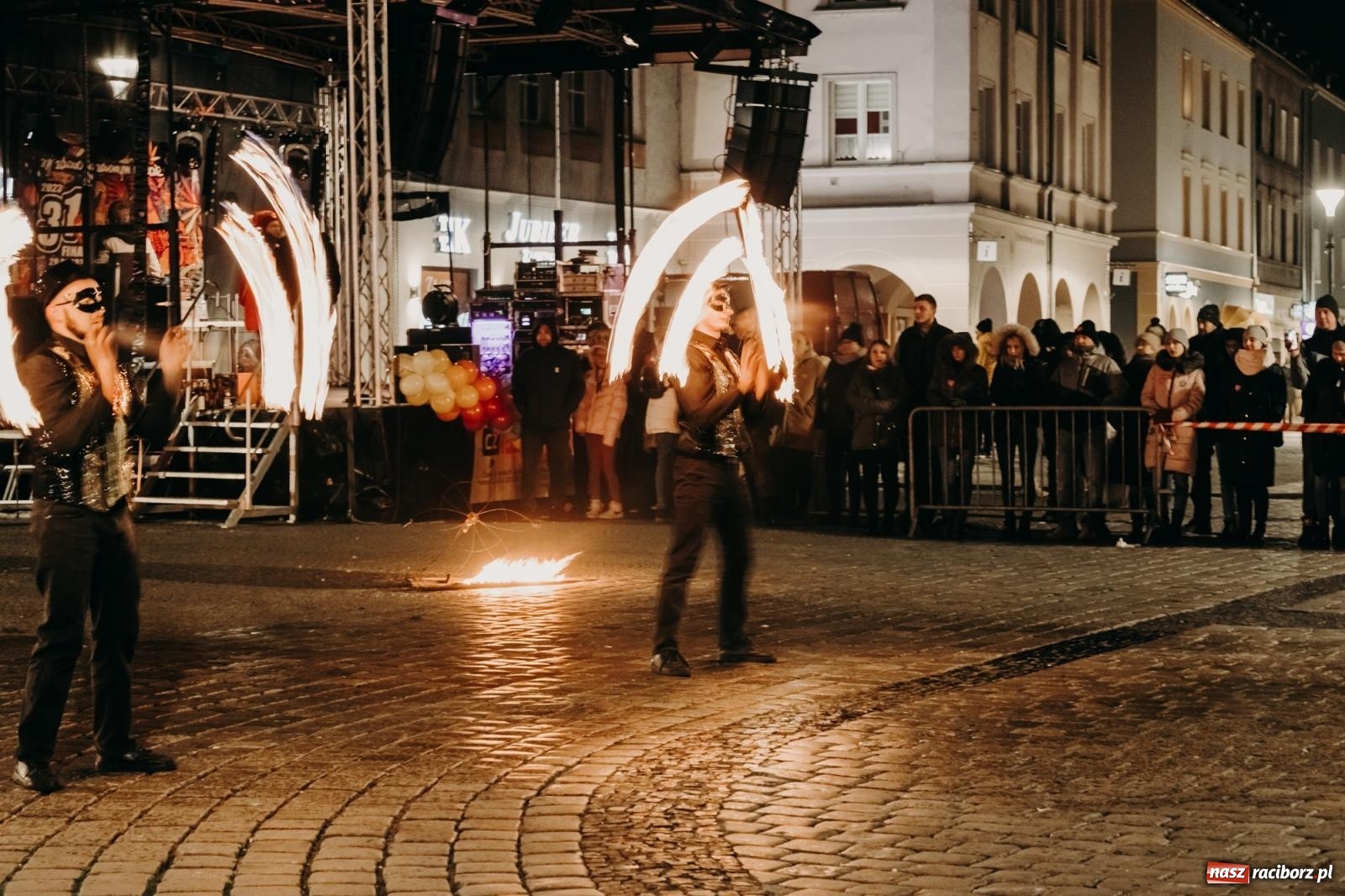 Zdjęcie w galerii na portalu naszraciborz.pl: PADŁ REKORD z puszek! Fire show zakończyło raciborski finał Wielkiej Orkiestry Świątecznej Pomocy.  wiadomości z regionu