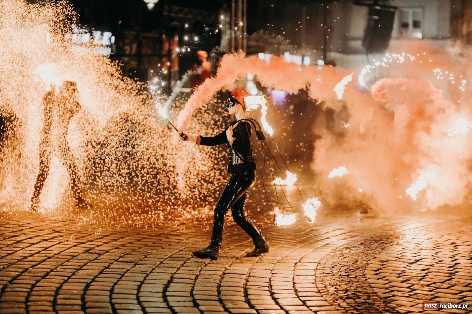 Zdjęcie w galerii na portalu naszraciborz.pl: PADŁ REKORD z puszek! Fire show zakończyło raciborski finał Wielkiej Orkiestry Świątecznej Pomocy.  wiadomości z regionu