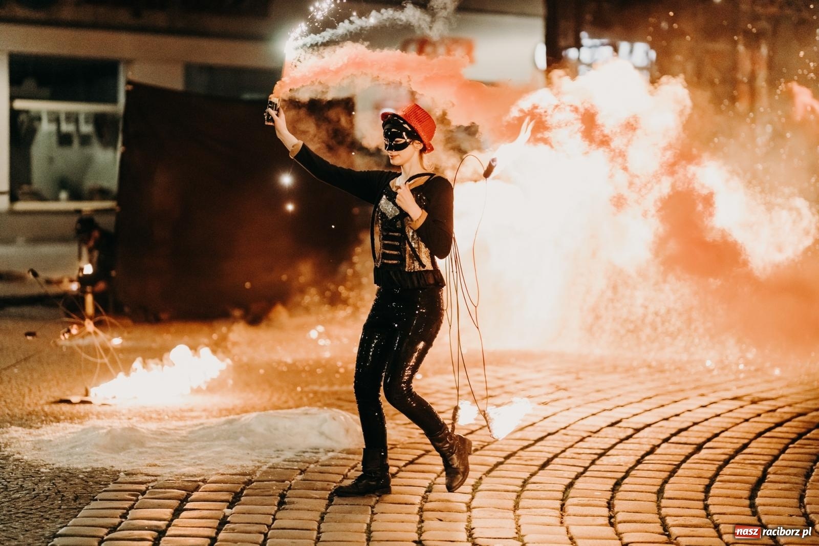 Zdjęcie w galerii na portalu naszraciborz.pl: PADŁ REKORD z puszek! Fire show zakończyło raciborski finał Wielkiej Orkiestry Świątecznej Pomocy.  wiadomości z regionu