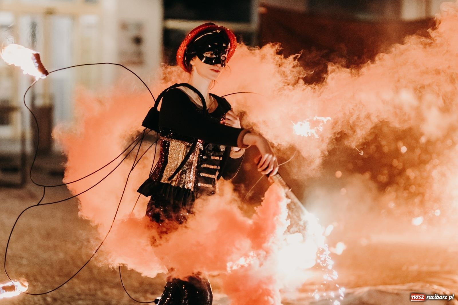 Zdjęcie w galerii na portalu naszraciborz.pl: PADŁ REKORD z puszek! Fire show zakończyło raciborski finał Wielkiej Orkiestry Świątecznej Pomocy.  wiadomości z regionu