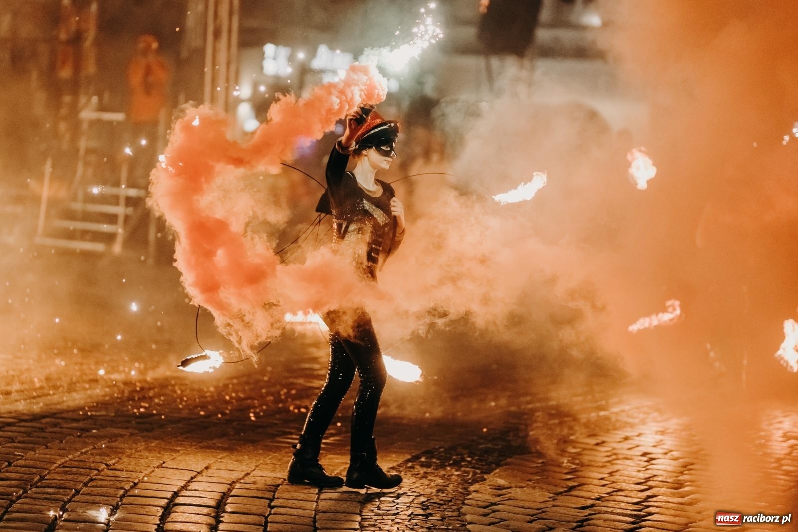 Zdjęcie w galerii na portalu naszraciborz.pl: PADŁ REKORD z puszek! Fire show zakończyło raciborski finał Wielkiej Orkiestry Świątecznej Pomocy.  wiadomości z regionu