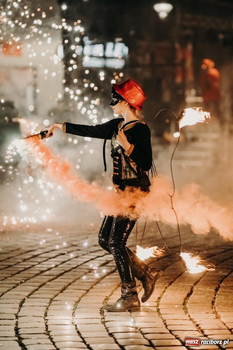 Zdjęcie w galerii na portalu naszraciborz.pl: PADŁ REKORD z puszek! Fire show zakończyło raciborski finał Wielkiej Orkiestry Świątecznej Pomocy.  wiadomości z regionu