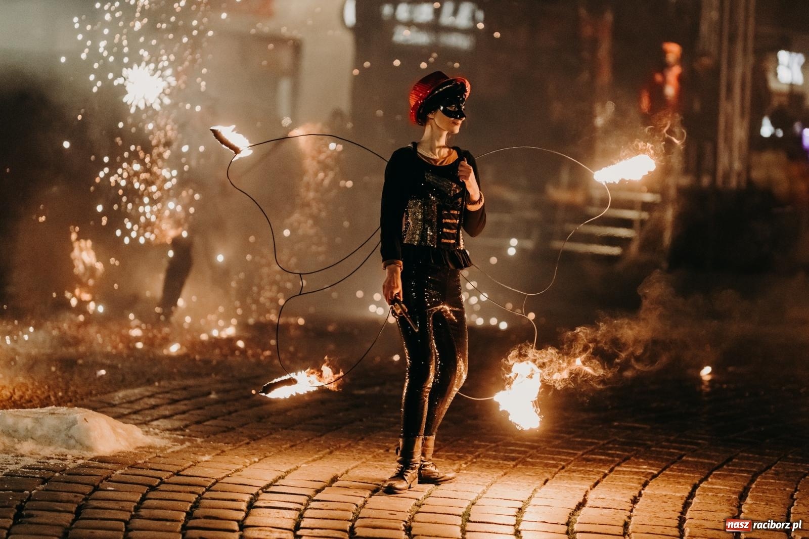 Zdjęcie w galerii na portalu naszraciborz.pl: PADŁ REKORD z puszek! Fire show zakończyło raciborski finał Wielkiej Orkiestry Świątecznej Pomocy.  wiadomości z regionu