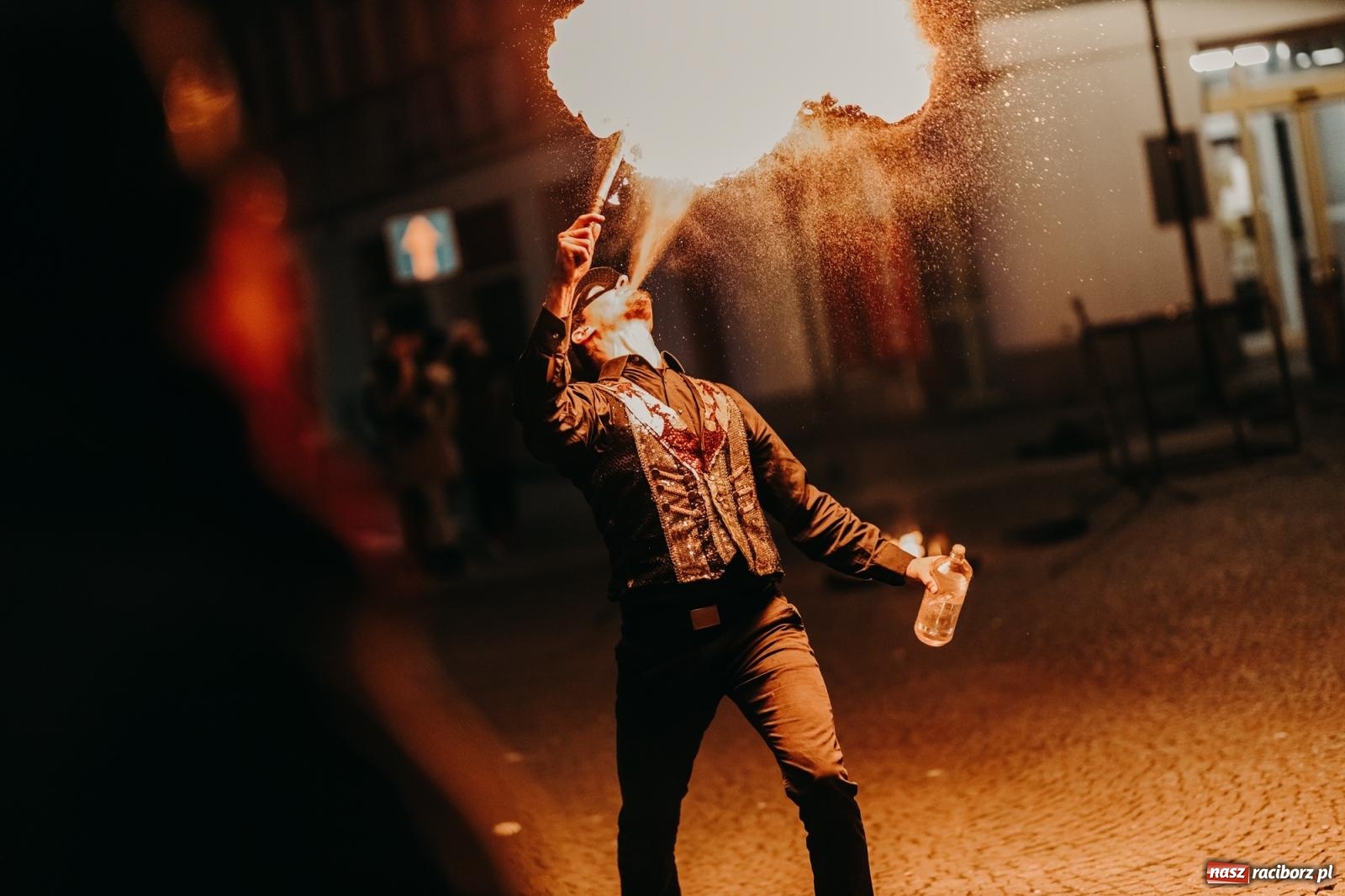 Zdjęcie w galerii na portalu naszraciborz.pl: PADŁ REKORD z puszek! Fire show zakończyło raciborski finał Wielkiej Orkiestry Świątecznej Pomocy.  wiadomości z regionu