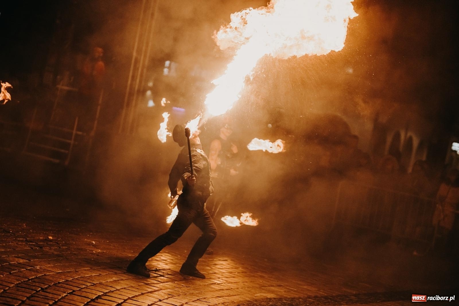 Zdjęcie w galerii na portalu naszraciborz.pl: PADŁ REKORD z puszek! Fire show zakończyło raciborski finał Wielkiej Orkiestry Świątecznej Pomocy.  wiadomości z regionu