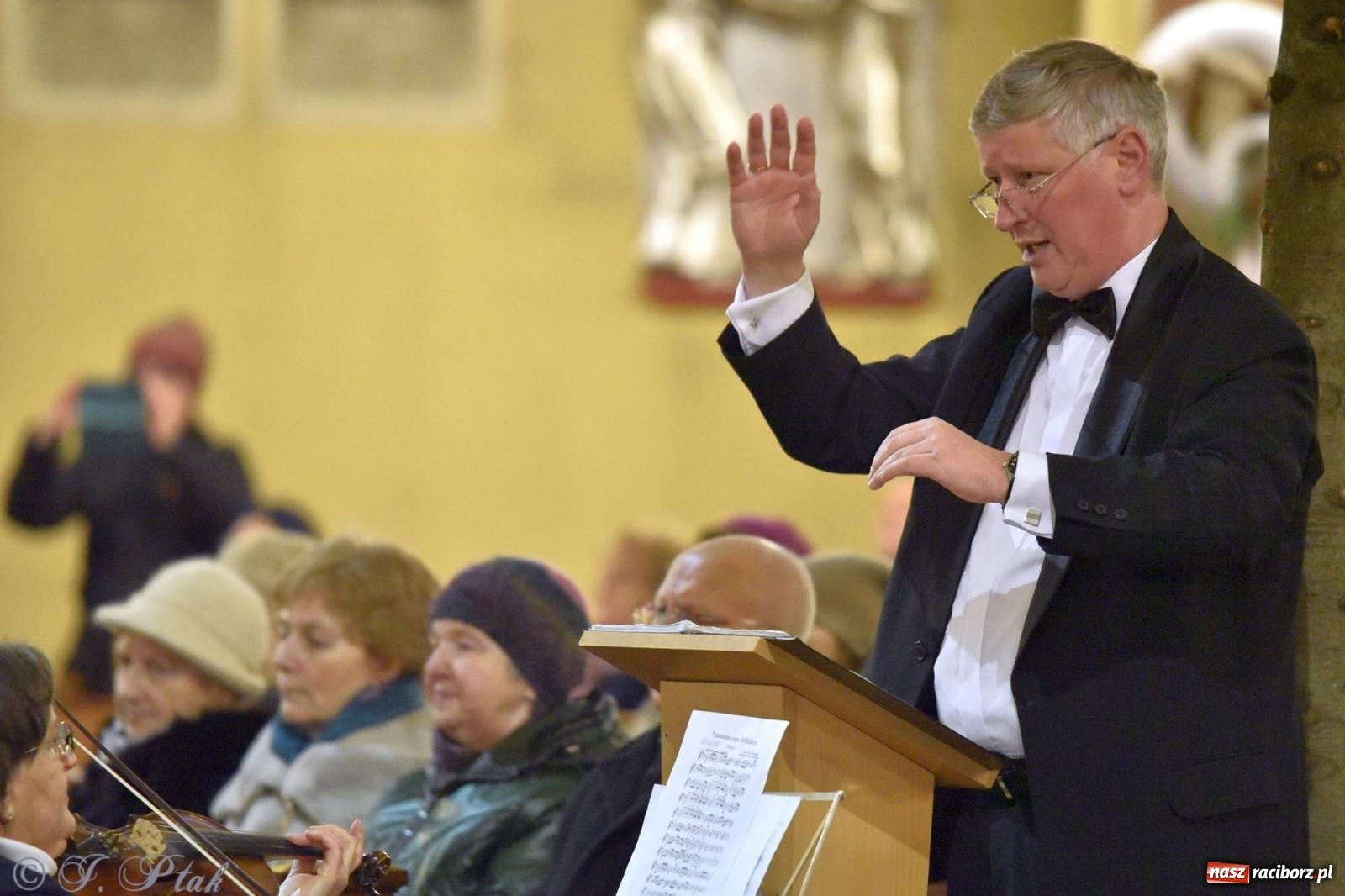 Zdjęcie w galerii na portalu naszraciborz.pl: Koncert kolędowy w okrąglaku. W kościołach kończy się okres bożonarodzeniowy [FOTO i WIDEO] wiadomości z regionu