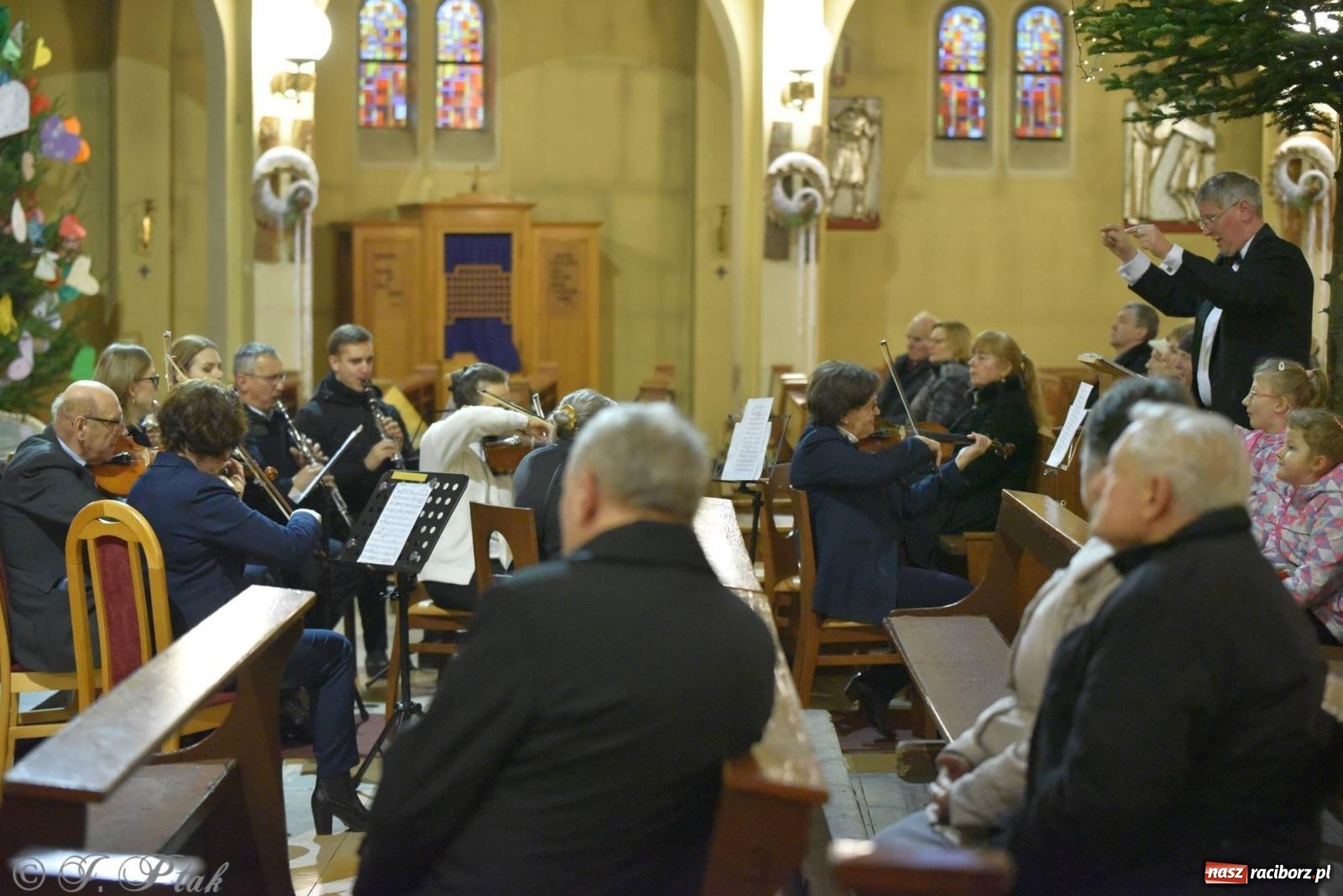 Zdjęcie w galerii na portalu naszraciborz.pl: Koncert kolędowy w okrąglaku. W kościołach kończy się okres bożonarodzeniowy [FOTO i WIDEO] wiadomości z regionu
