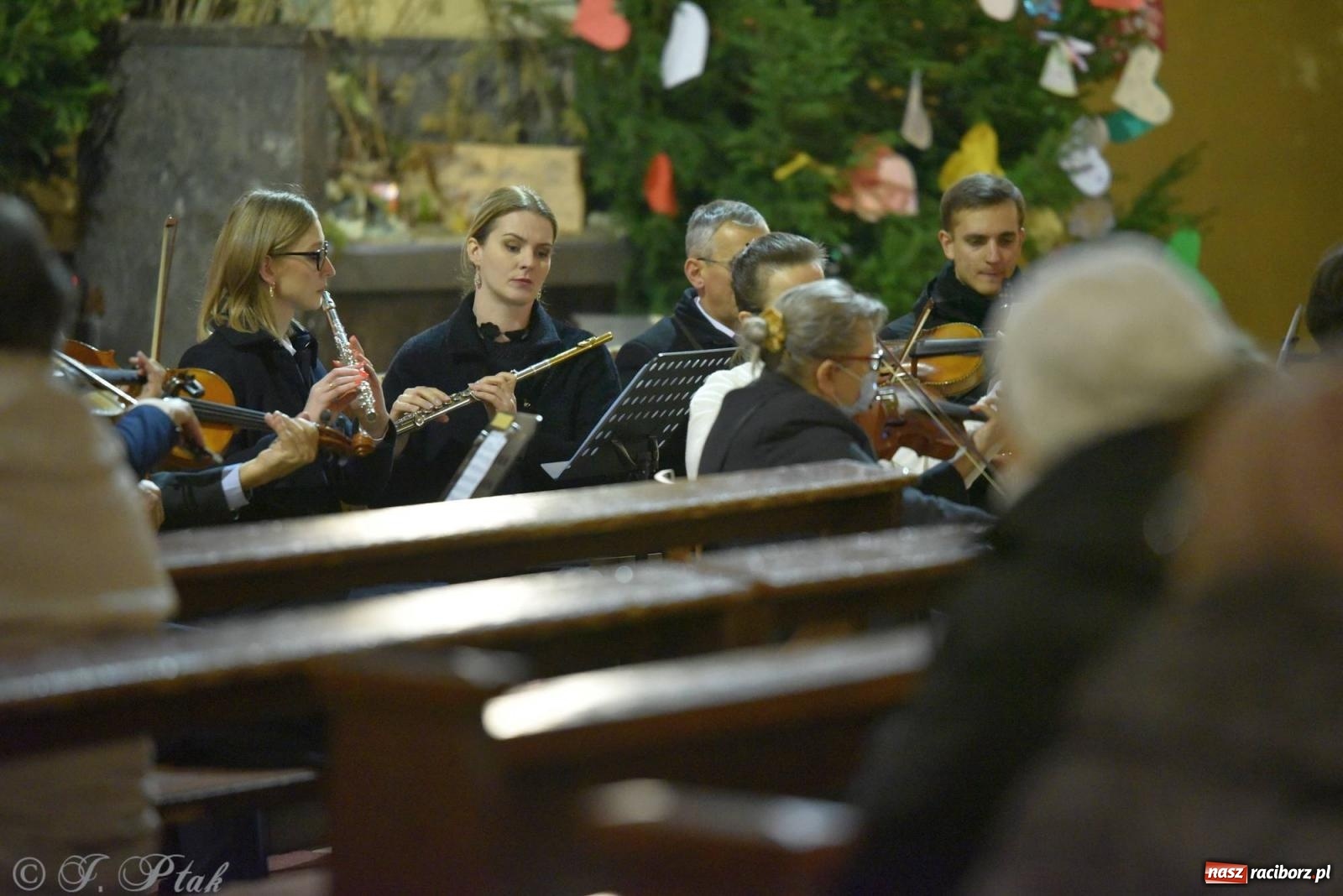 Zdjęcie w galerii na portalu naszraciborz.pl: Koncert kolędowy w okrąglaku. W kościołach kończy się okres bożonarodzeniowy [FOTO i WIDEO] wiadomości z regionu
