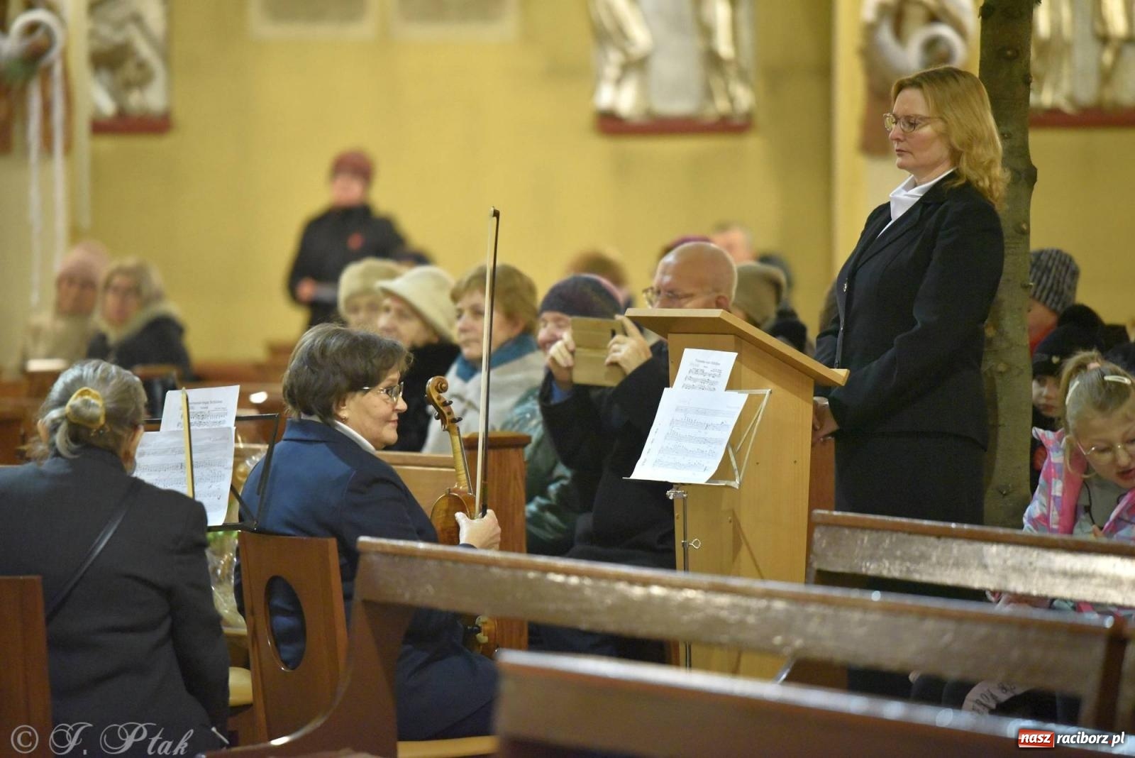 Zdjęcie w galerii na portalu naszraciborz.pl: Koncert kolędowy w okrąglaku. W kościołach kończy się okres bożonarodzeniowy [FOTO i WIDEO] wiadomości z regionu