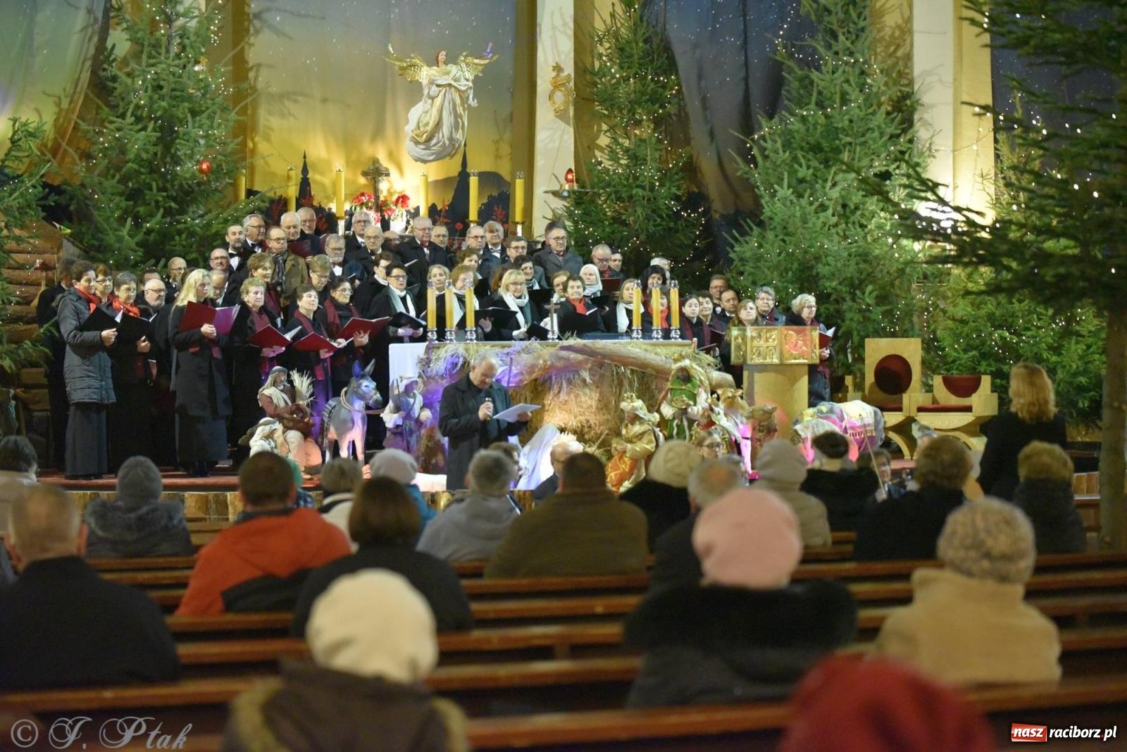 Zdjęcie w galerii na portalu naszraciborz.pl: Koncert kolędowy w okrąglaku. W kościołach kończy się okres bożonarodzeniowy [FOTO i WIDEO] wiadomości z regionu