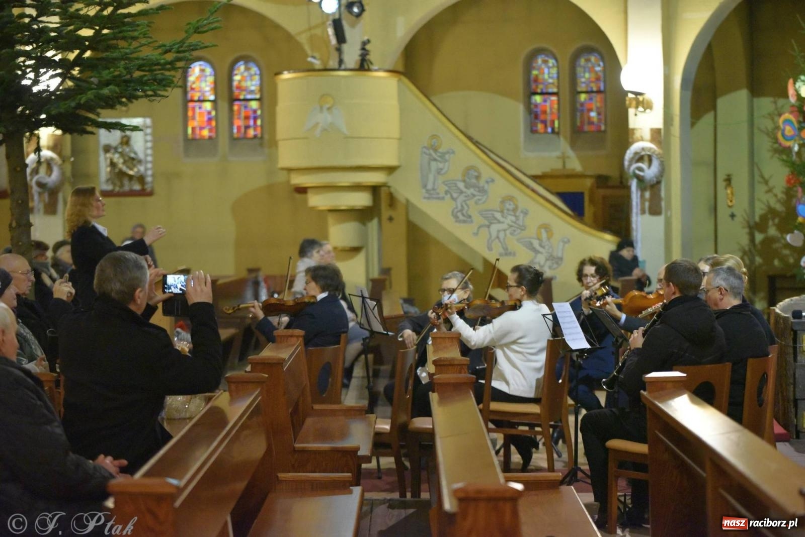 Zdjęcie w galerii na portalu naszraciborz.pl: Koncert kolędowy w okrąglaku. W kościołach kończy się okres bożonarodzeniowy [FOTO i WIDEO] wiadomości z regionu