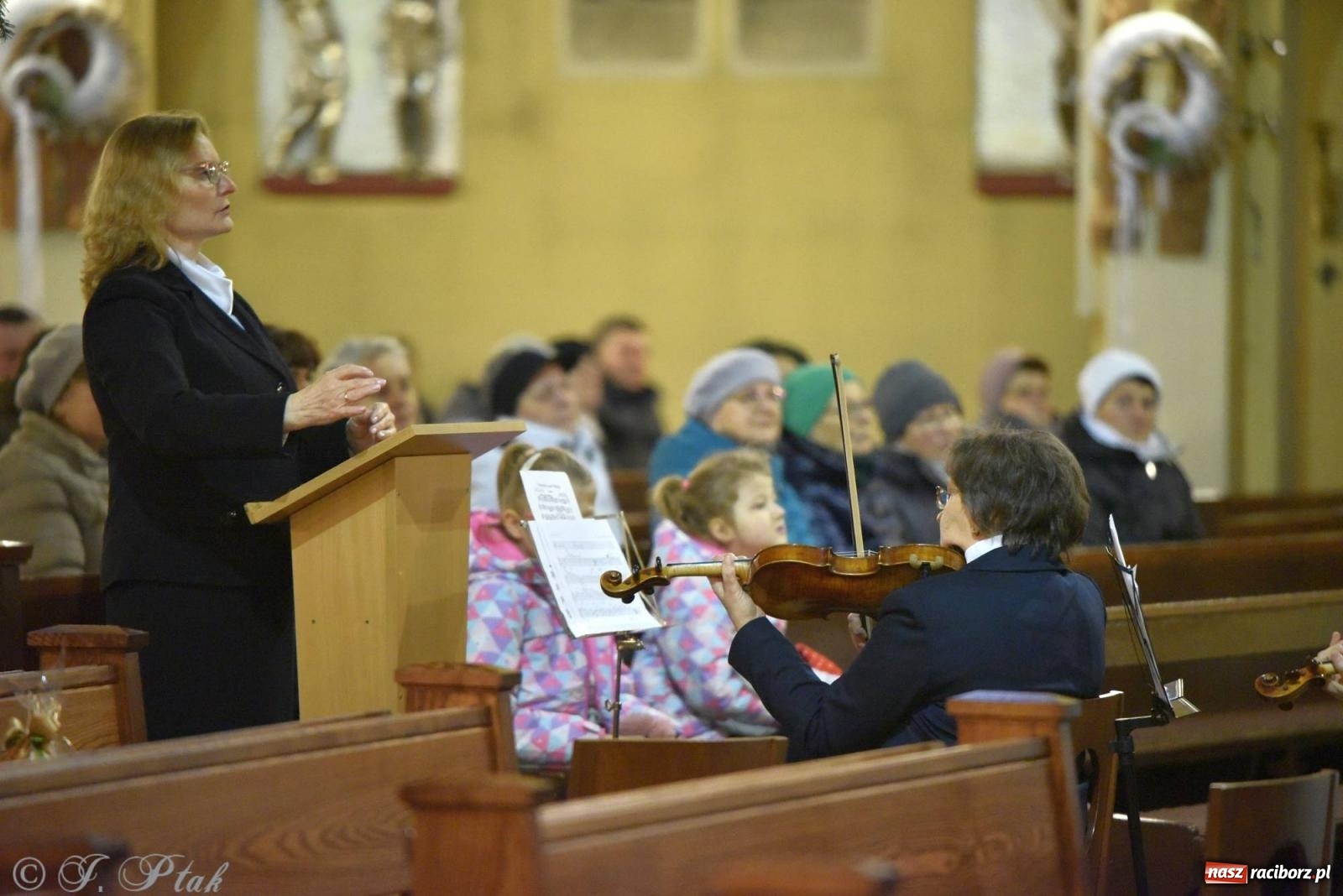 Zdjęcie w galerii na portalu naszraciborz.pl: Koncert kolędowy w okrąglaku. W kościołach kończy się okres bożonarodzeniowy [FOTO i WIDEO] wiadomości z regionu