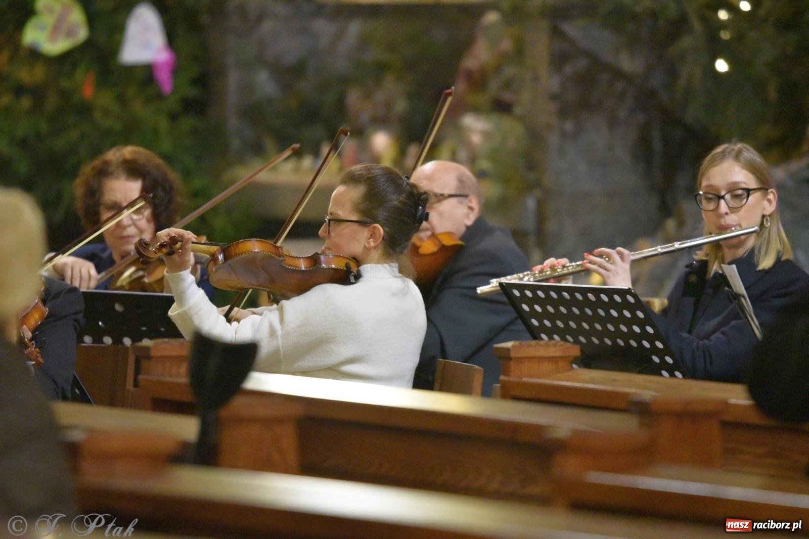 Zdjęcie w galerii na portalu naszraciborz.pl: Koncert kolędowy w okrąglaku. W kościołach kończy się okres bożonarodzeniowy [FOTO i WIDEO] wiadomości z regionu