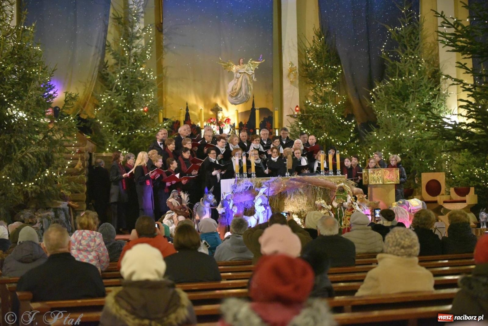 Zdjęcie w galerii na portalu naszraciborz.pl: Koncert kolędowy w okrąglaku. W kościołach kończy się okres bożonarodzeniowy [FOTO i WIDEO] wiadomości z regionu