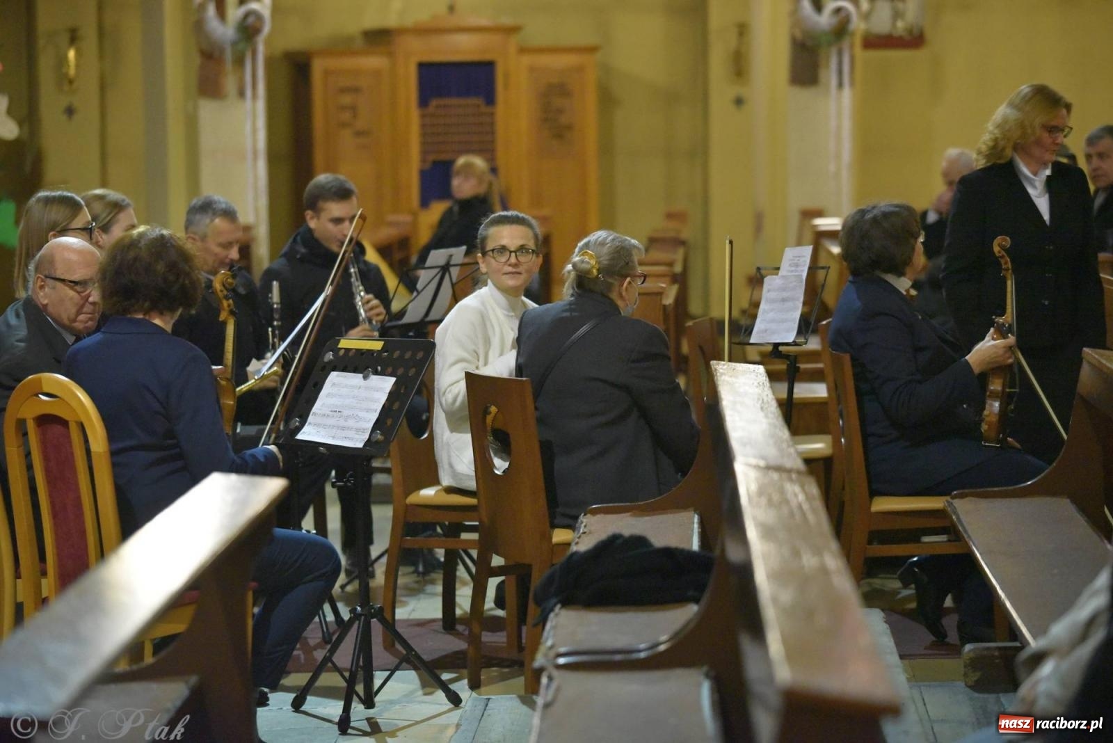 Zdjęcie w galerii na portalu naszraciborz.pl: Koncert kolędowy w okrąglaku. W kościołach kończy się okres bożonarodzeniowy [FOTO i WIDEO] wiadomości z regionu