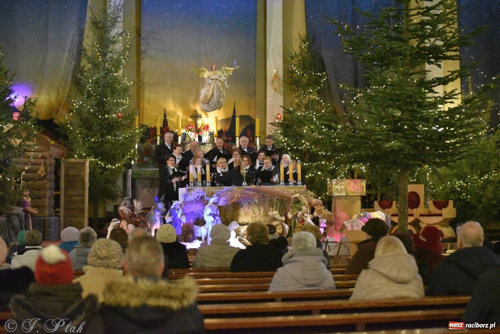 Zdjęcie w galerii na portalu naszraciborz.pl: Koncert kolędowy w okrąglaku. W kościołach kończy się okres bożonarodzeniowy [FOTO i WIDEO] wiadomości z regionu
