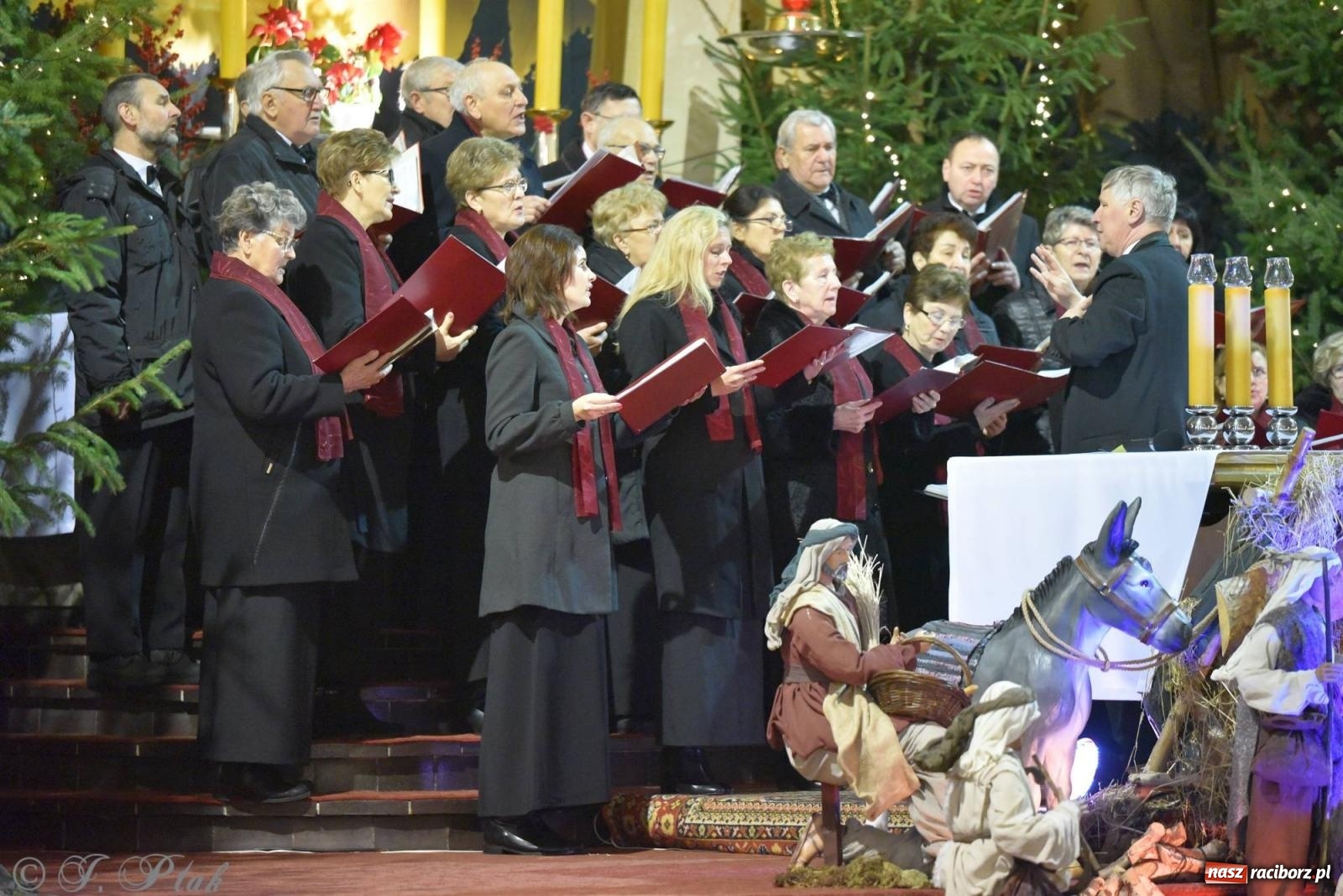Zdjęcie w galerii na portalu naszraciborz.pl: Koncert kolędowy w okrąglaku. W kościołach kończy się okres bożonarodzeniowy [FOTO i WIDEO] wiadomości z regionu