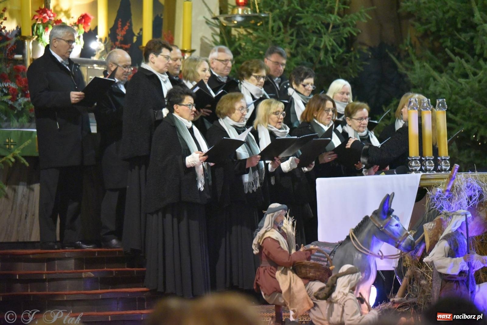 Zdjęcie w galerii na portalu naszraciborz.pl: Koncert kolędowy w okrąglaku. W kościołach kończy się okres bożonarodzeniowy [FOTO i WIDEO] wiadomości z regionu