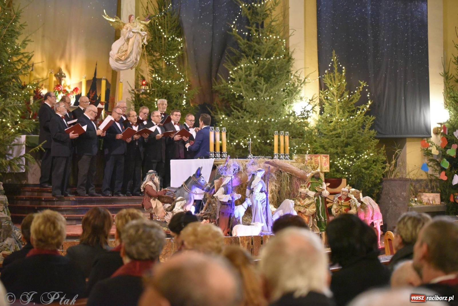 Zdjęcie w galerii na portalu naszraciborz.pl: Koncert kolędowy w okrąglaku. W kościołach kończy się okres bożonarodzeniowy [FOTO i WIDEO] wiadomości z regionu