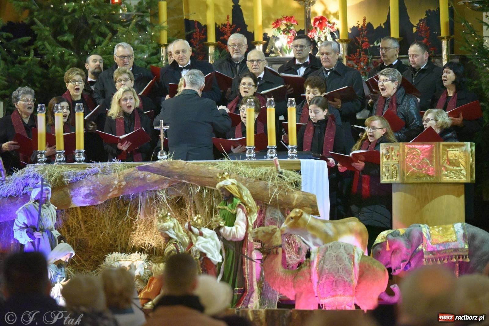 Zdjęcie w galerii na portalu naszraciborz.pl: Koncert kolędowy w okrąglaku. W kościołach kończy się okres bożonarodzeniowy [FOTO i WIDEO] wiadomości z regionu