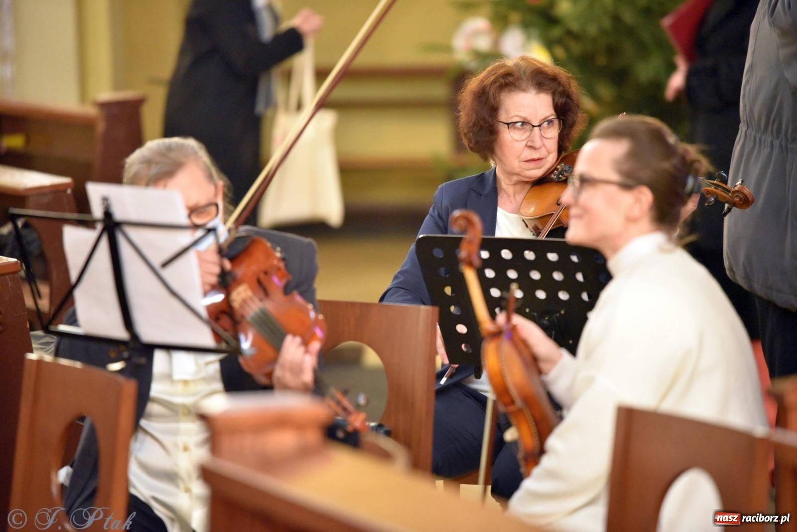 Zdjęcie w galerii na portalu naszraciborz.pl: Koncert kolędowy w okrąglaku. W kościołach kończy się okres bożonarodzeniowy [FOTO i WIDEO] wiadomości z regionu