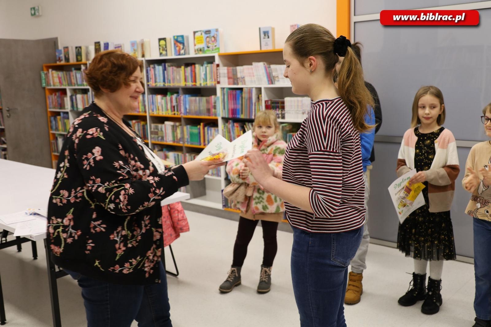 Zdjęcie w galerii na portalu naszraciborz.pl: Książka na metry - Łucja wygrała z wynikiem 129 cm wiadomości z regionu