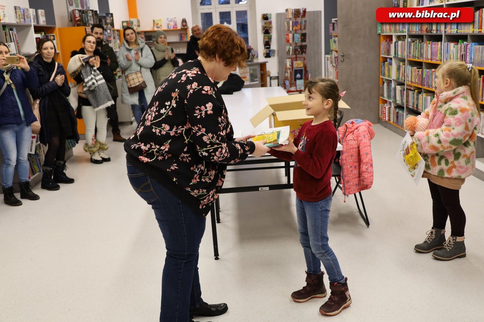 Zdjęcie w galerii na portalu naszraciborz.pl: Książka na metry - Łucja wygrała z wynikiem 129 cm wiadomości z regionu
