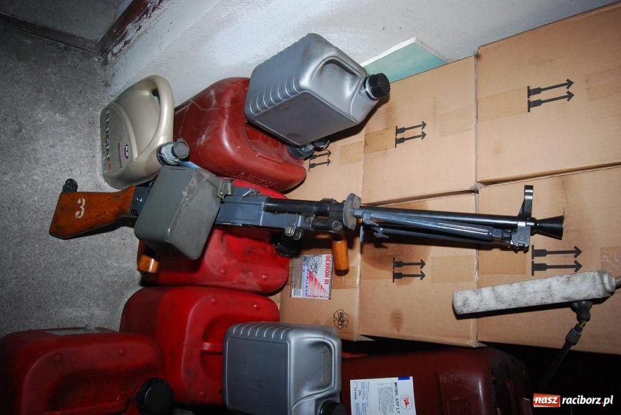 Zdjęcie w galerii na portalu naszraciborz.pl: Ujawnili karabin i pistolet maszynowy wiadomości z regionu