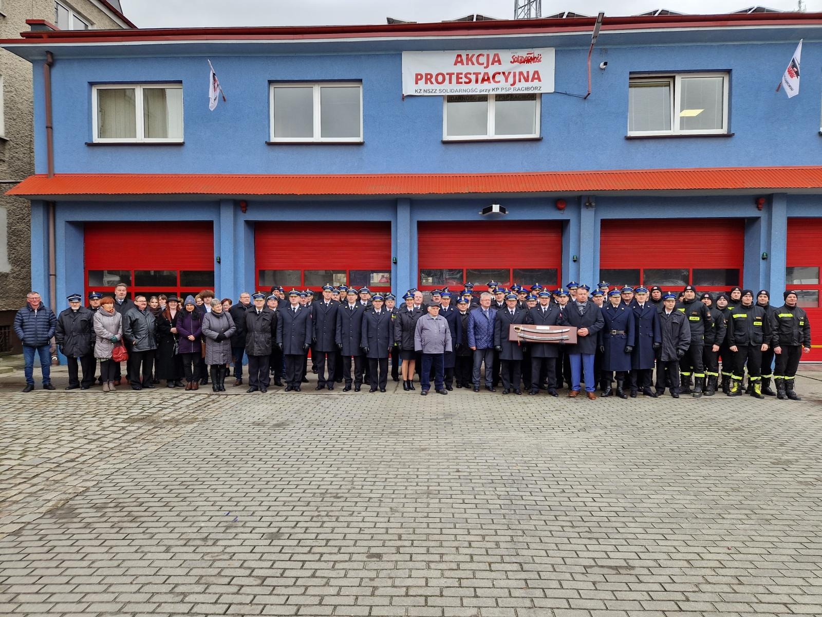 Zdjęcie w galerii na portalu naszraciborz.pl: Zmiana warty u raciborskich strażaków wiadomości z regionu
