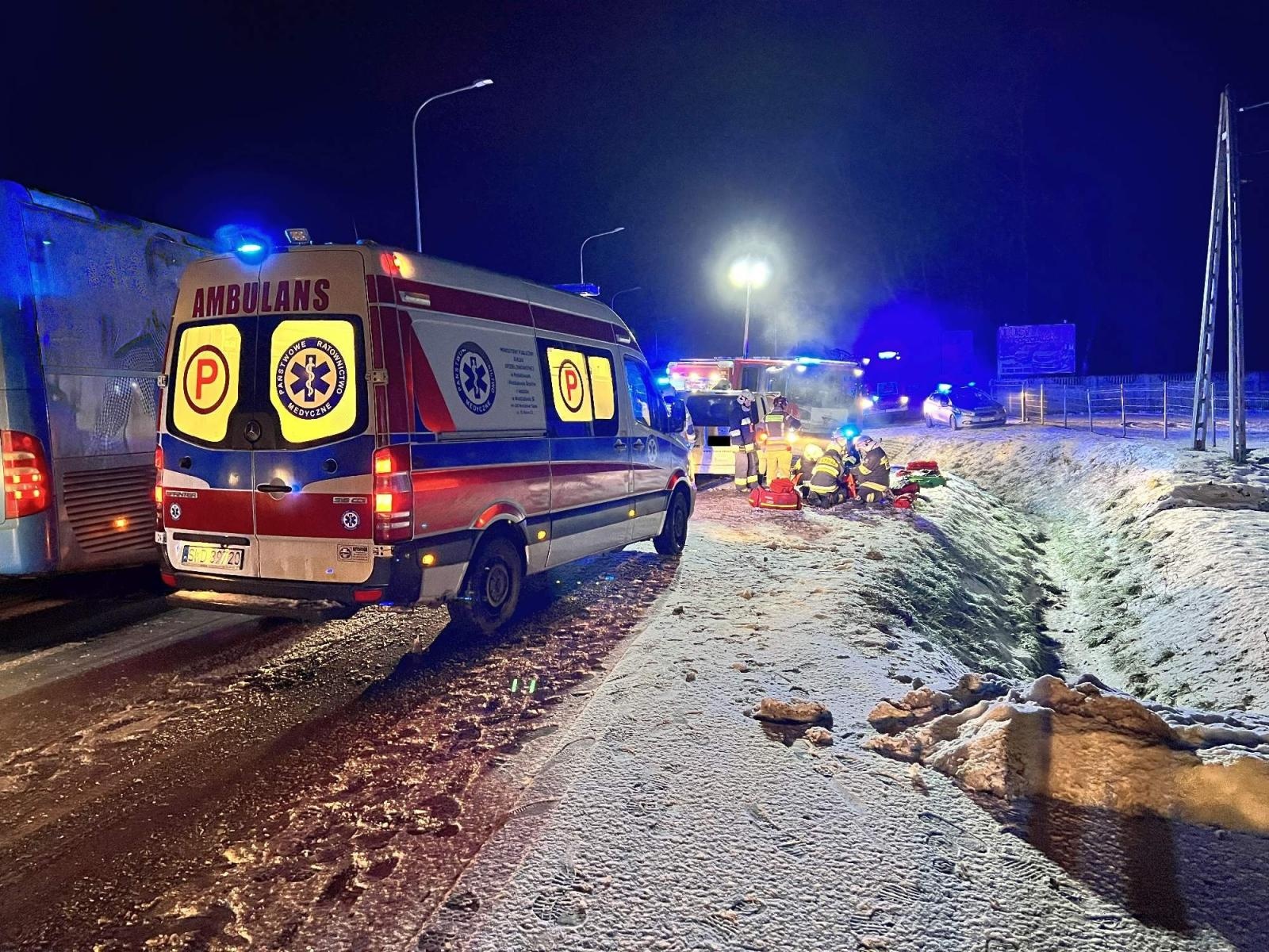 Zdjęcie w galerii na portalu naszraciborz.pl: Dziesięć osób poszkodowanych w wypadku busa i osobówki na trasie Racibórz-Rybnik wiadomości z regionu