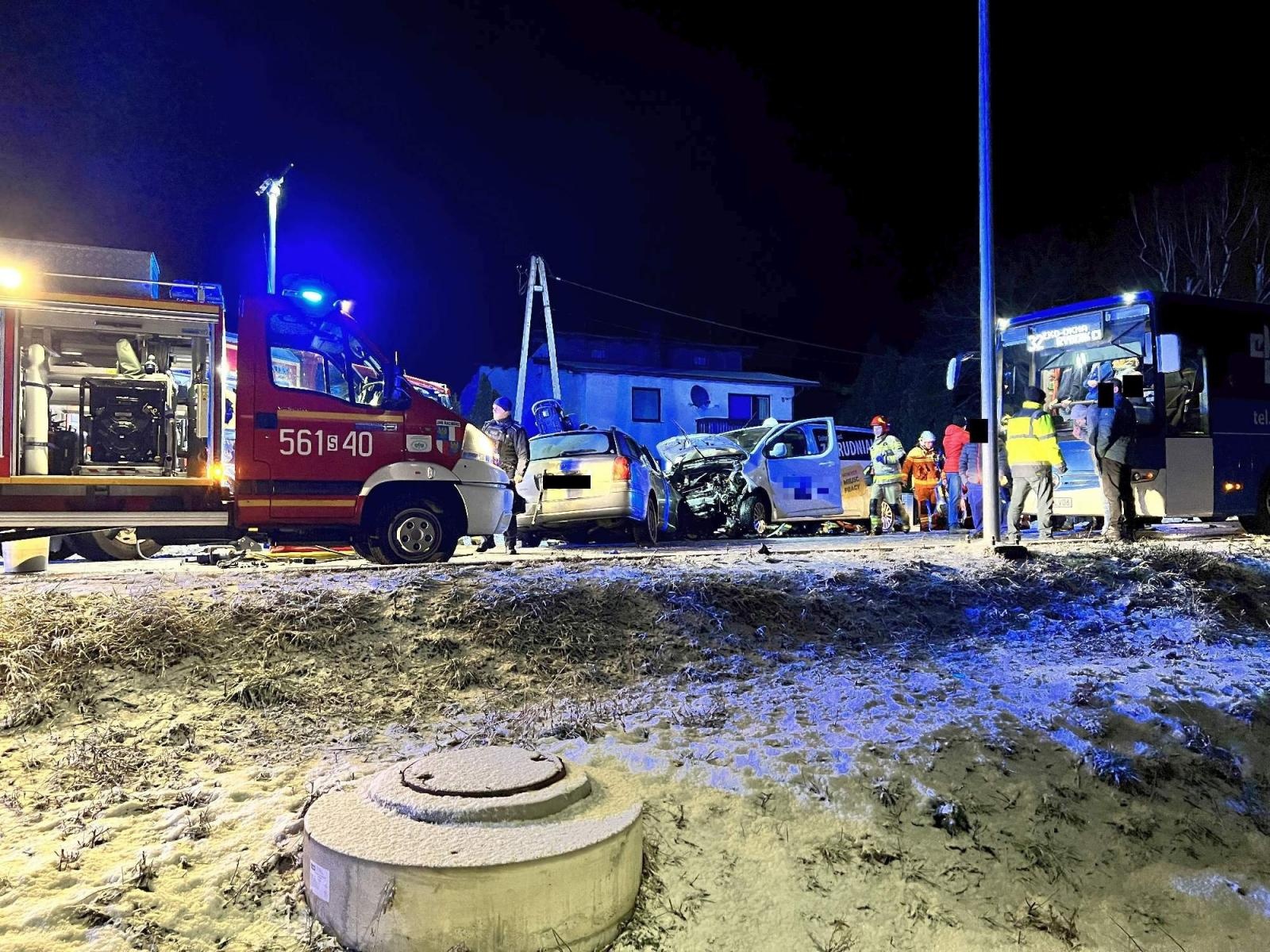 Zdjęcie w galerii na portalu naszraciborz.pl: Dziesięć osób poszkodowanych w wypadku busa i osobówki na trasie Racibórz-Rybnik wiadomości z regionu
