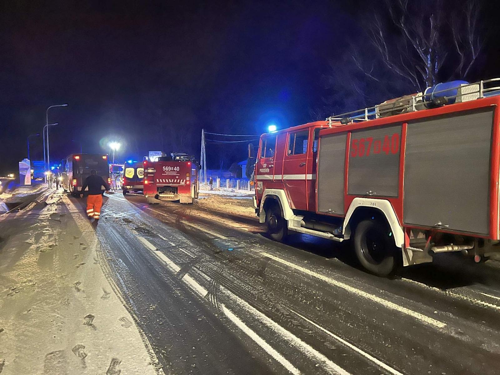 Zdjęcie w galerii na portalu naszraciborz.pl: Dziesięć osób poszkodowanych w wypadku busa i osobówki na trasie Racibórz-Rybnik wiadomości z regionu