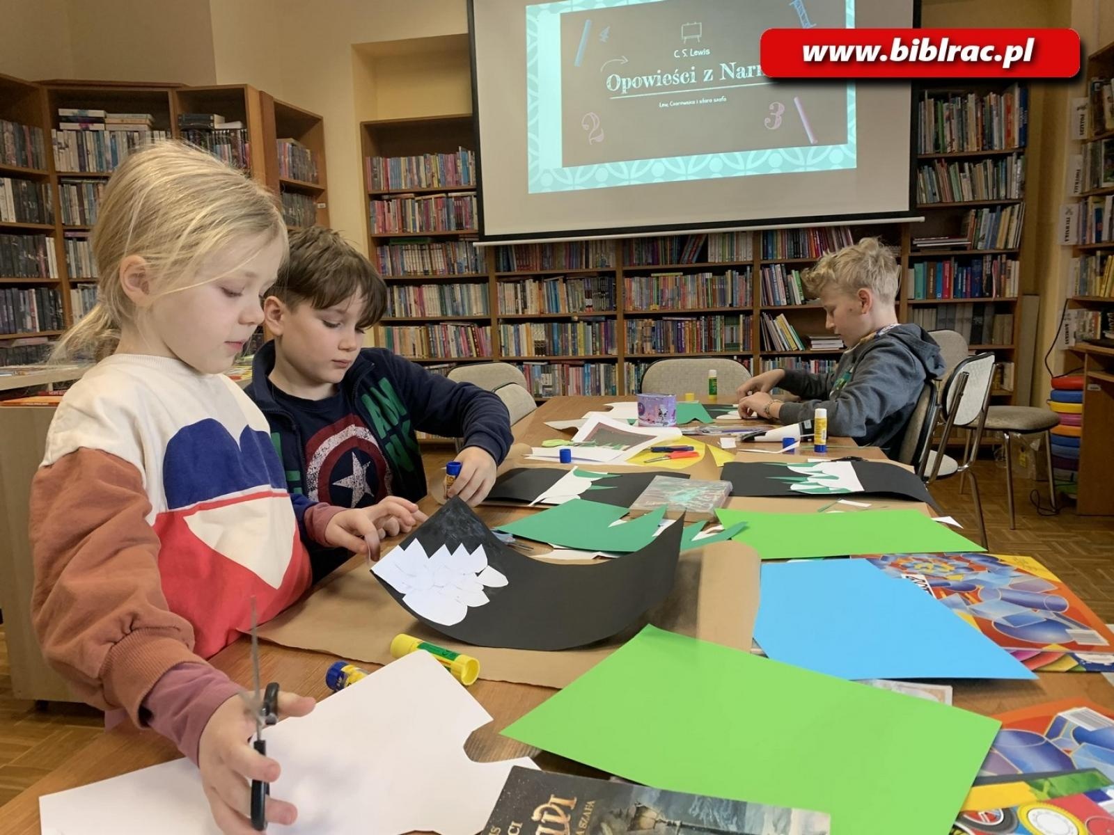 Zdjęcie w galerii na portalu naszraciborz.pl: Bal przebierańców na biblioteczny finał ferii wiadomości z regionu