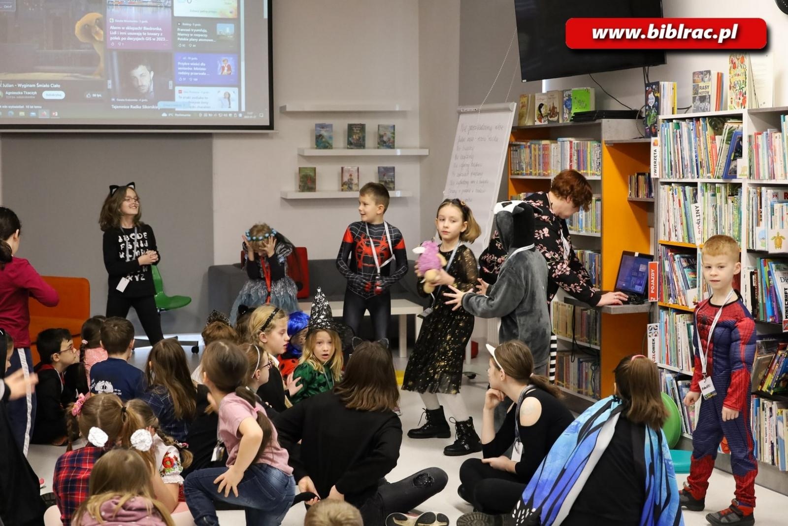 Zdjęcie w galerii na portalu naszraciborz.pl: Bal przebierańców na biblioteczny finał ferii wiadomości z regionu
