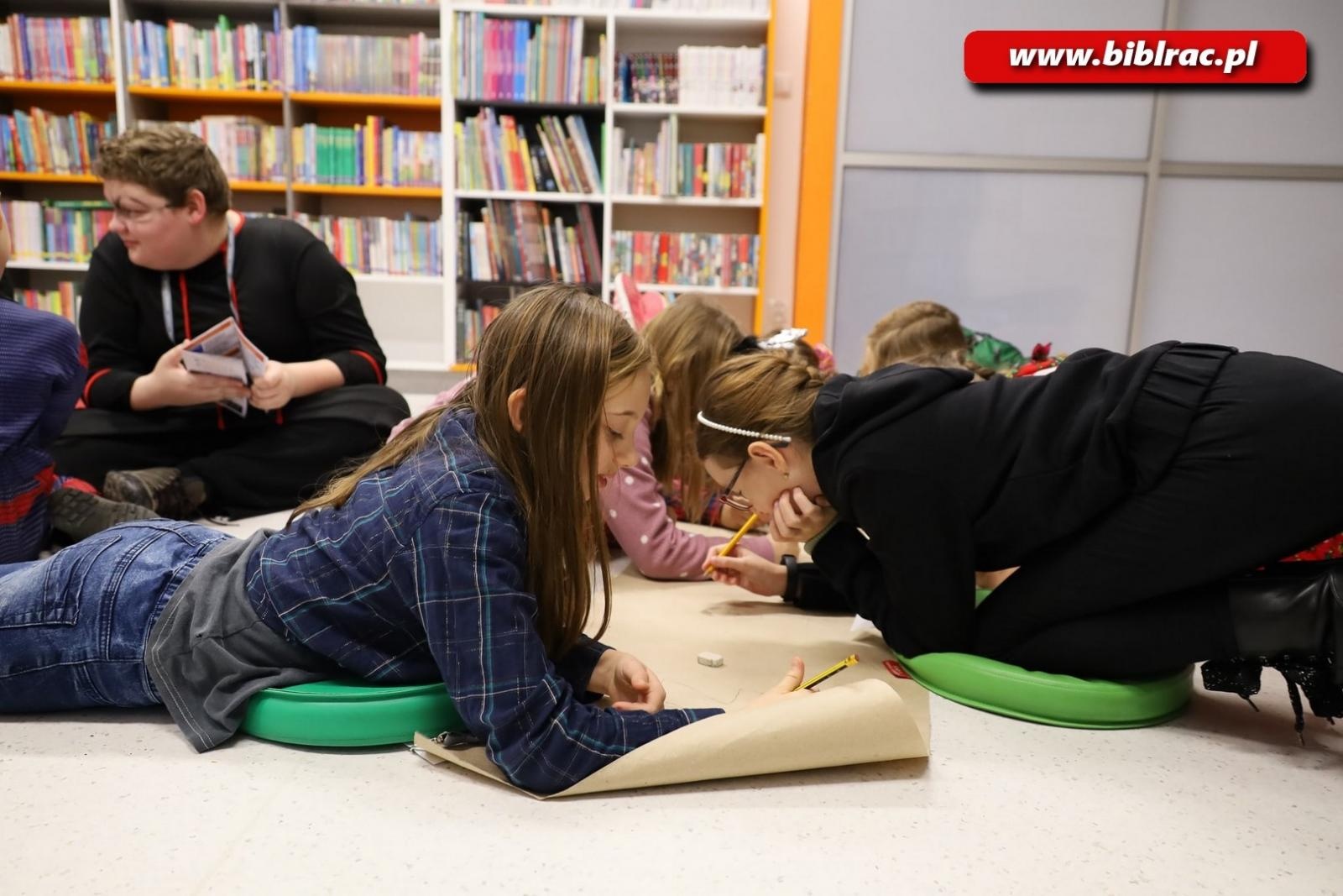 Zdjęcie w galerii na portalu naszraciborz.pl: Bal przebierańców na biblioteczny finał ferii wiadomości z regionu