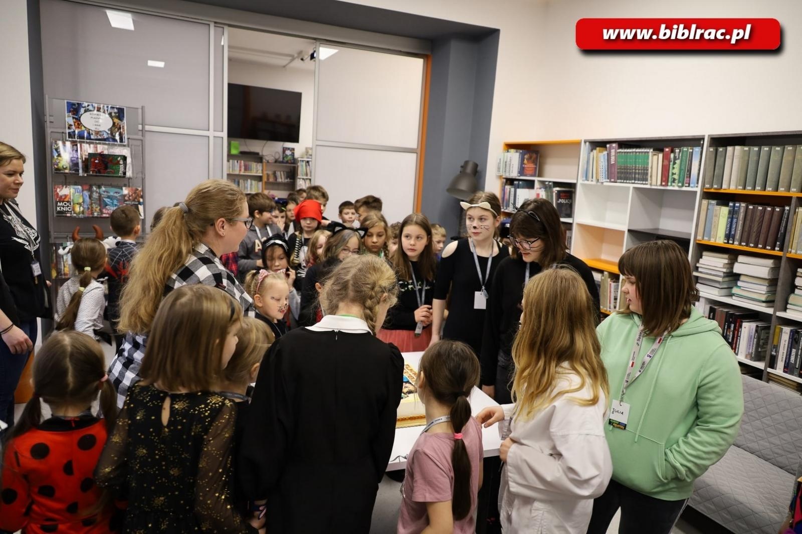 Zdjęcie w galerii na portalu naszraciborz.pl: Bal przebierańców na biblioteczny finał ferii wiadomości z regionu