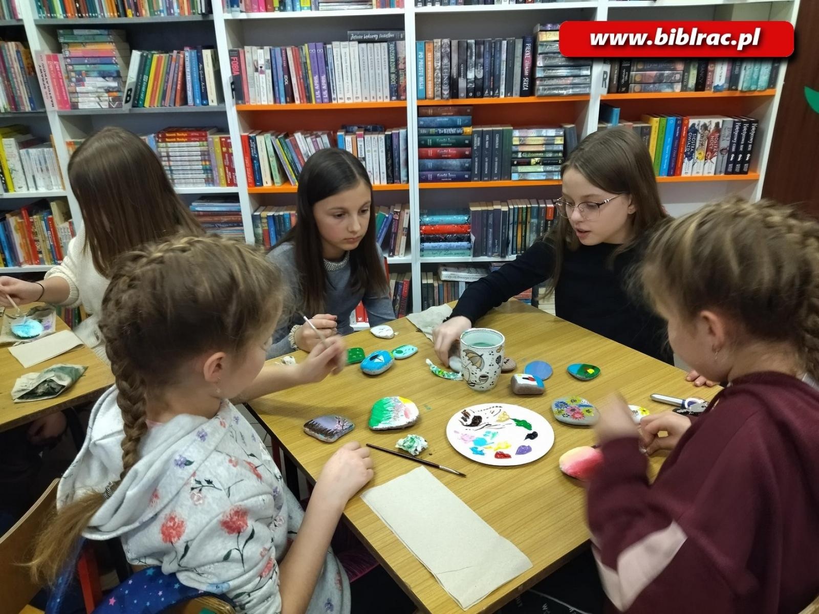 Zdjęcie w galerii na portalu naszraciborz.pl: Bal przebierańców na biblioteczny finał ferii wiadomości z regionu